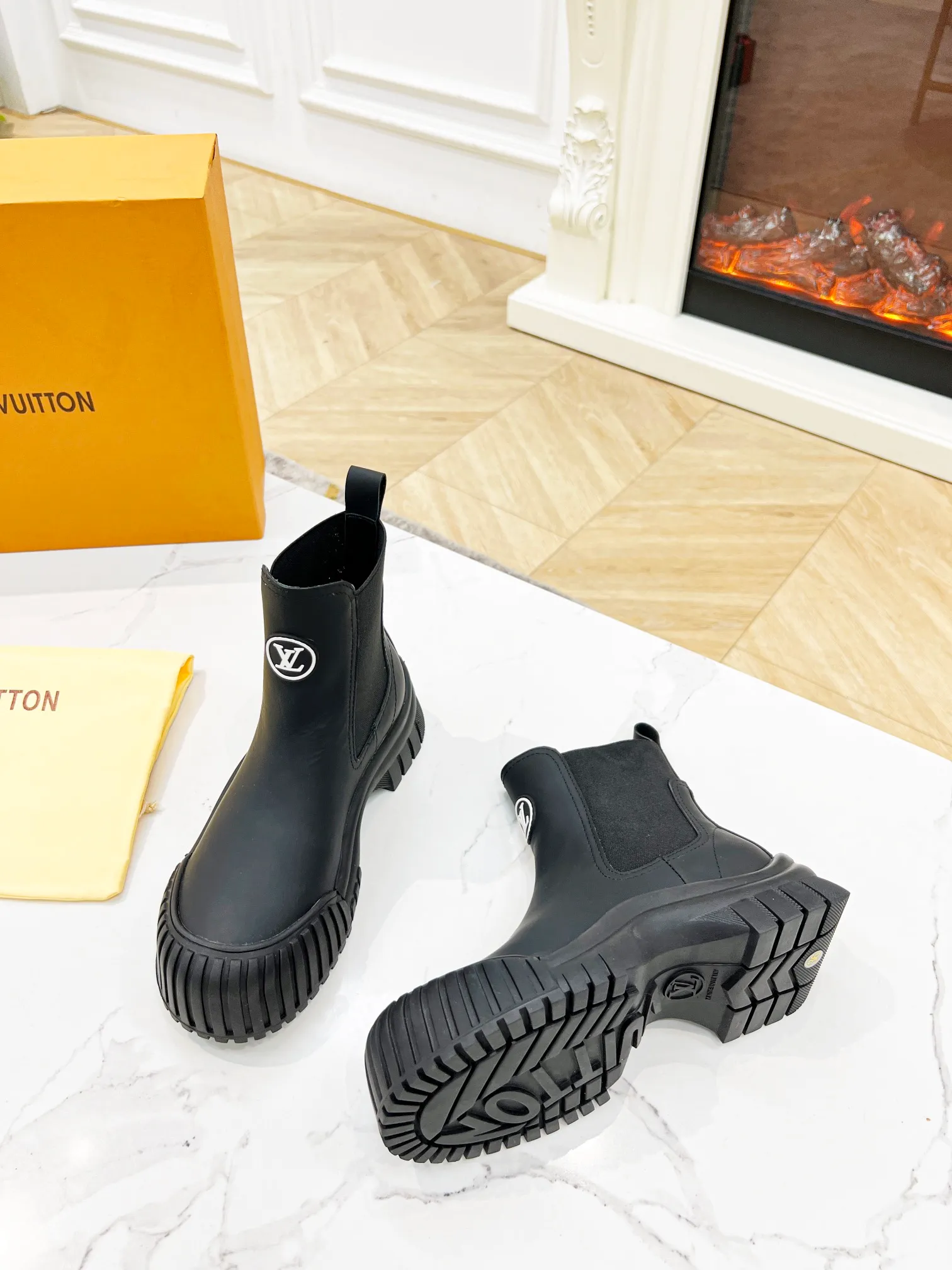 👟👟Ex-factory price 560👟👟 🔥🔥🔥Louis Vuitton 2024 catwalk new model, high-end customization, 1:1 replica, major celebrity internet celebrity catwalk style, a century-old classic, comfortable on the foot, with Louis Vuitton logo embossed leather label and wear-resistant leather outsole.  Fabric: open-edge beaded cowhide, LV presbyopic leather, black cowhide, white cowhide. Lining: sheepskin. Code number 35 to 40 (41 can be customized and non-returnable). Bosses are welcome to order.